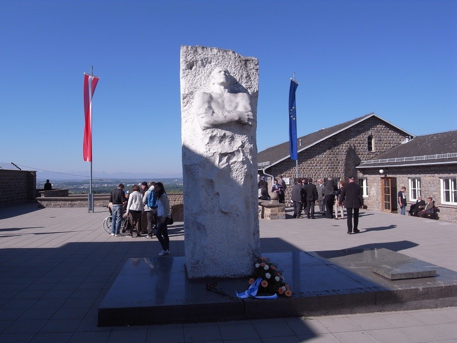 Spomenik generalu Karbiševu v Mauthausnu