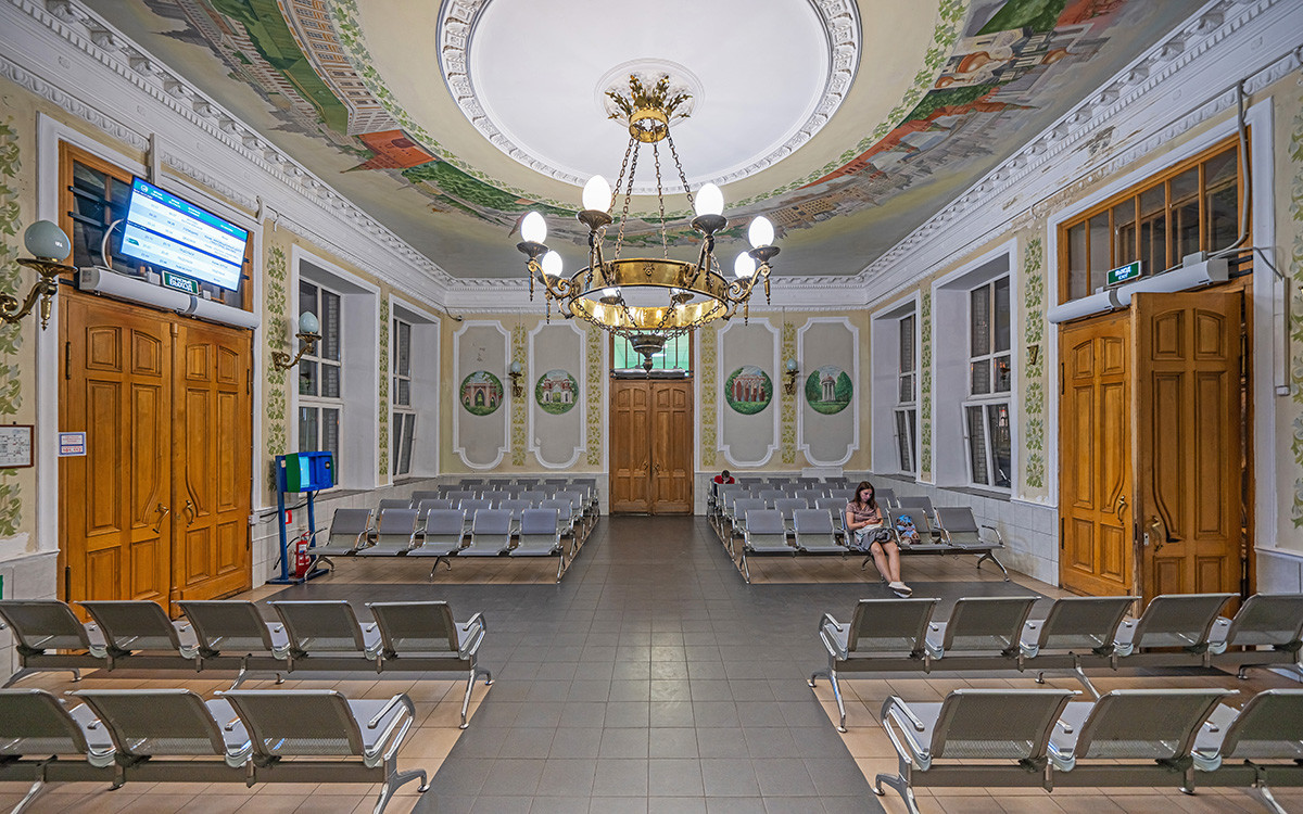 Зал ожидания в здании вокзала станции Царицыно.