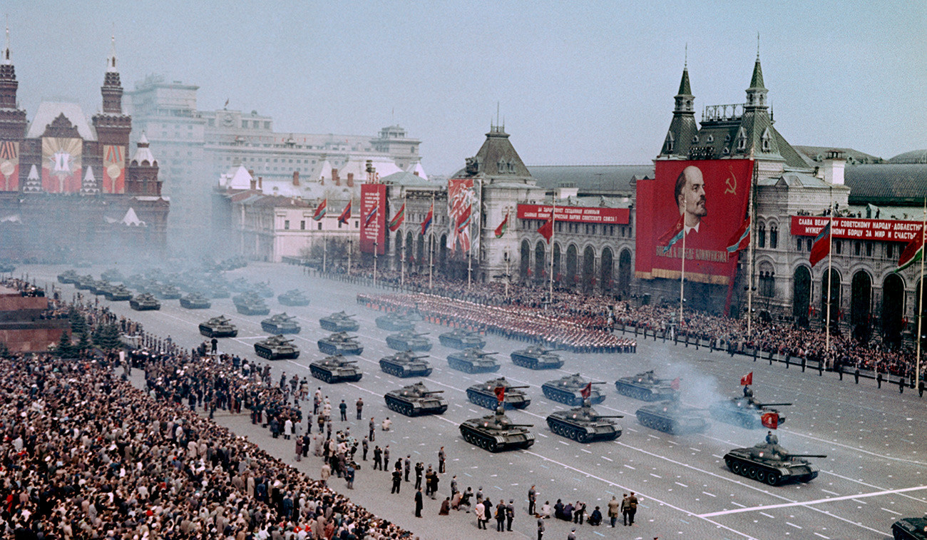 Воена парада на Црвениот плоштад по повод 20-годишнината од Победата над нацистичка Германија во Големата татковинска војна 1941-1945 година.
