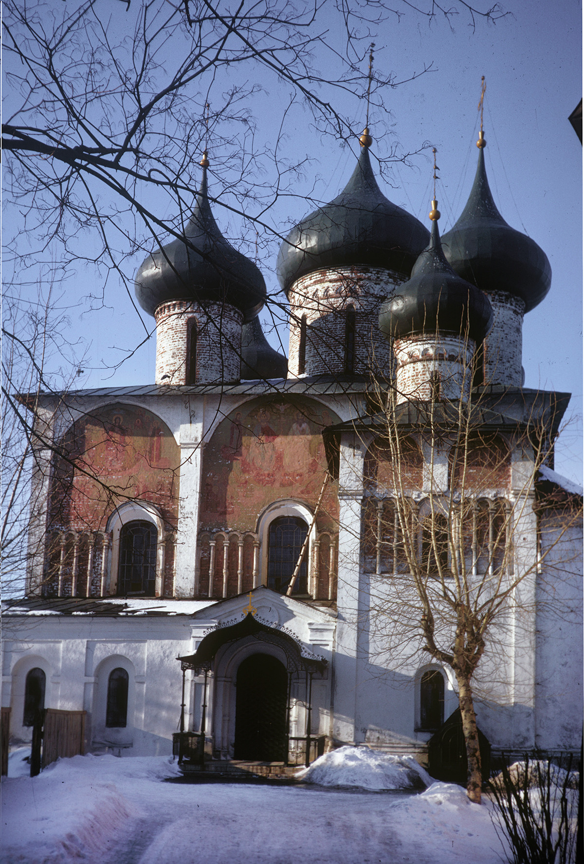 Savior-St. Evfimy Monastery. Cathedral of the Transfiguration of the Savior, south facade with remnants of frescoes (subsequently whitewashed). Right foreground: early 16th-century Chapel of St. Evfimy. March 5, 1972