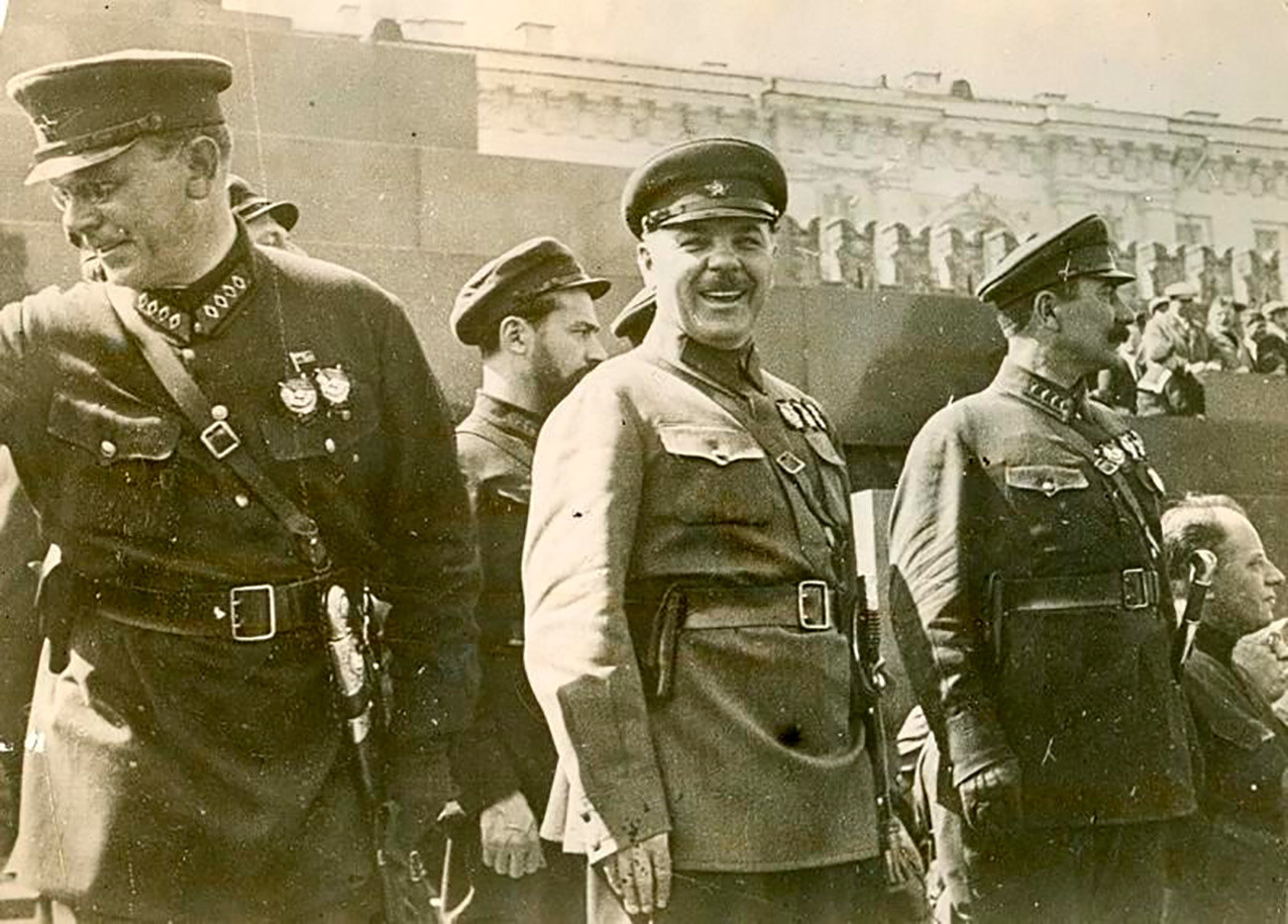 Comandantes do Exército Vermelho August Kork, Ian Gamarnik, Kliment Vorochilov, Semion Budiónni ao lado do Mausoléu de Lênin.