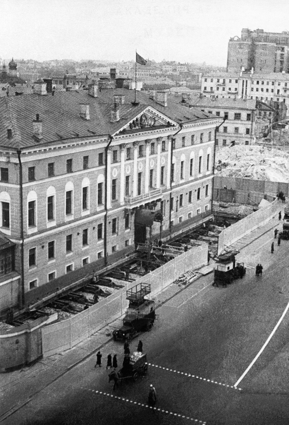 Подготовка к передвижке здания Моссовета по плану реконструкции улицы Горького, 1939
