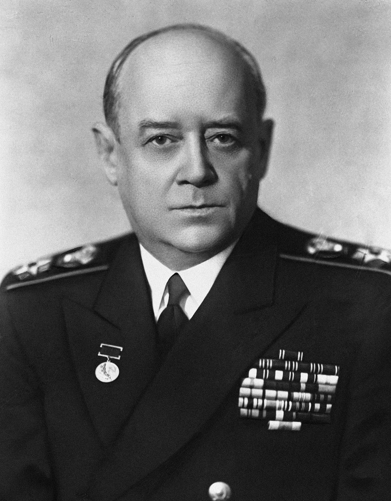 Almirante de la flota de la Unión Soviética Iván Stepanovich Isakov (1894-1967). Reproducción de una fotografía