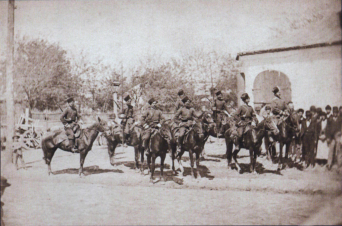 Odred donskih kozaka ispred carske rezidencije u Ploieştiju, lipanj 1877.
