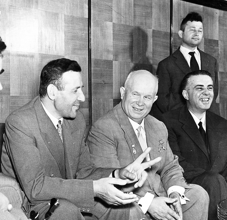 Nikita Hruščov tijekom razgovora s predstavnicima Centralnog komiteta Albanske radničke partije u Tirani, 26. svibnja 1959. Lijevo je albanski premijer Mehmet Shehu, desno Enver Hoxha.