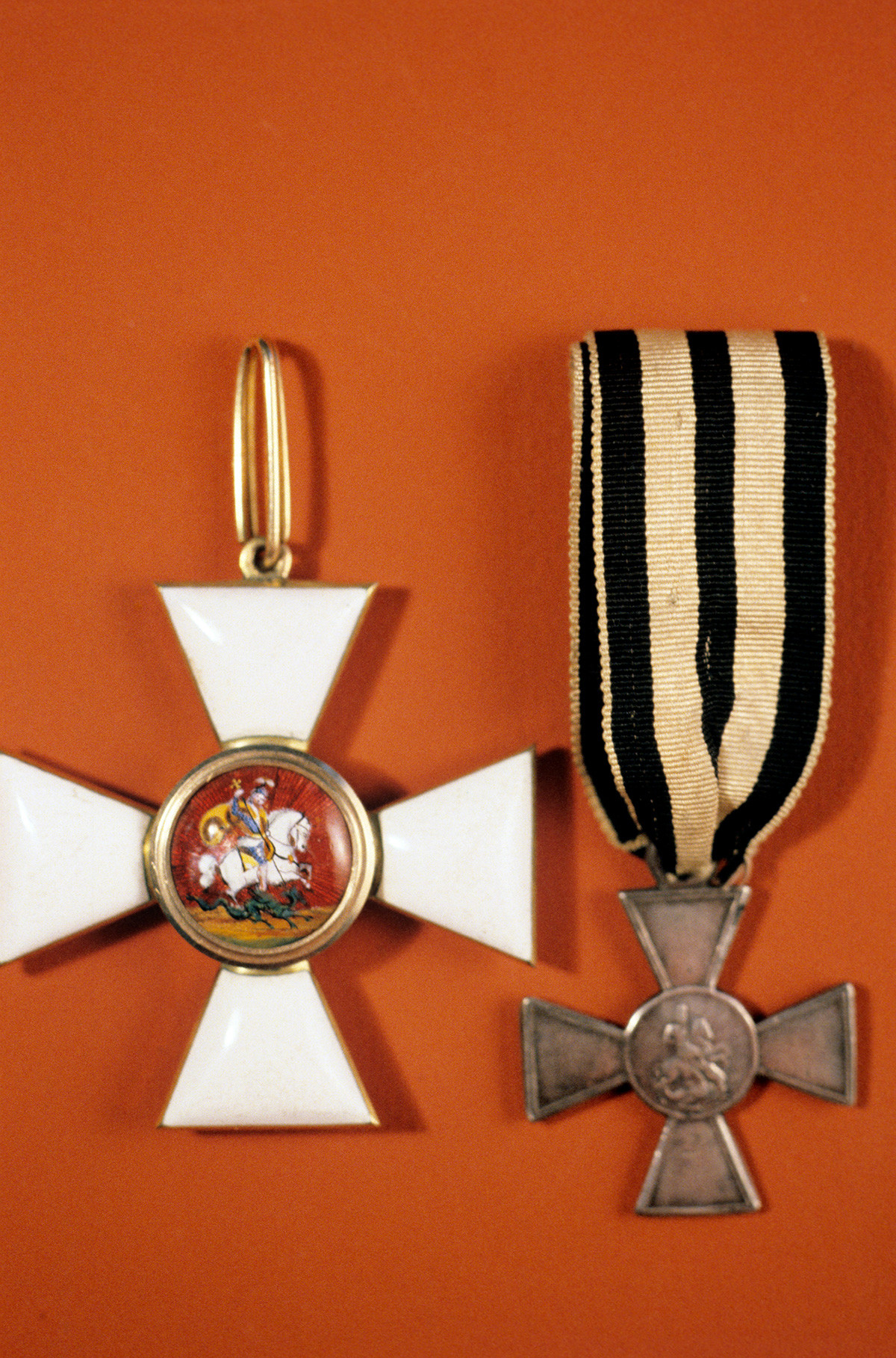 Звездата и кръстът (знакът) на ордена 