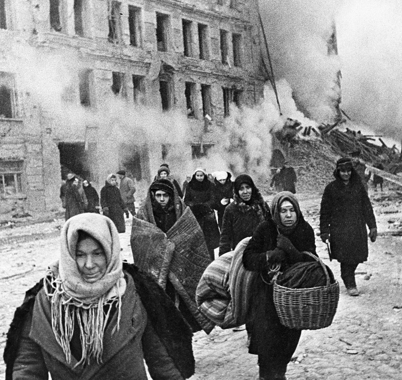Cidadãos durante o Cerco de Leningrado, que durou de 1941 a 1943.