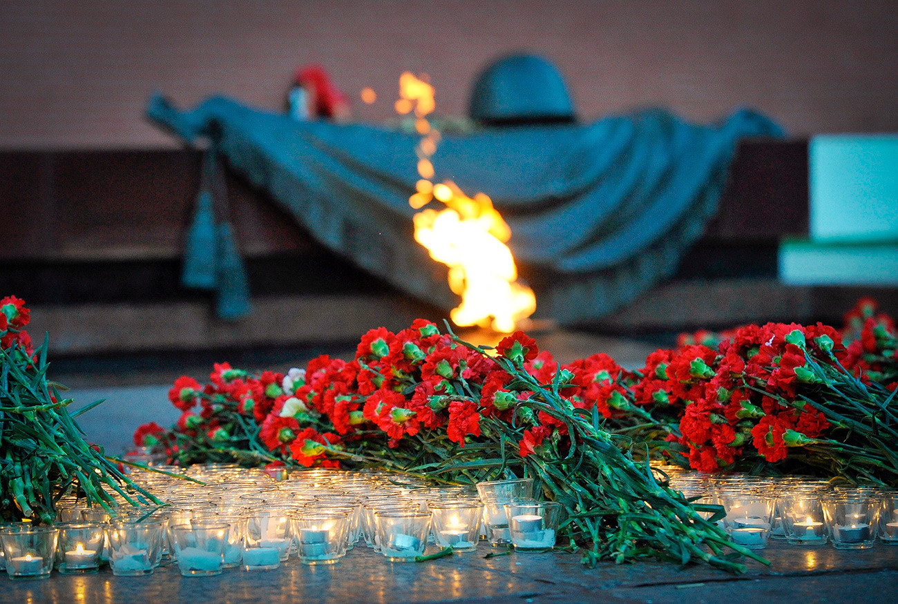 Memorial ao soldado desconhecido recebe flores diariamente.

