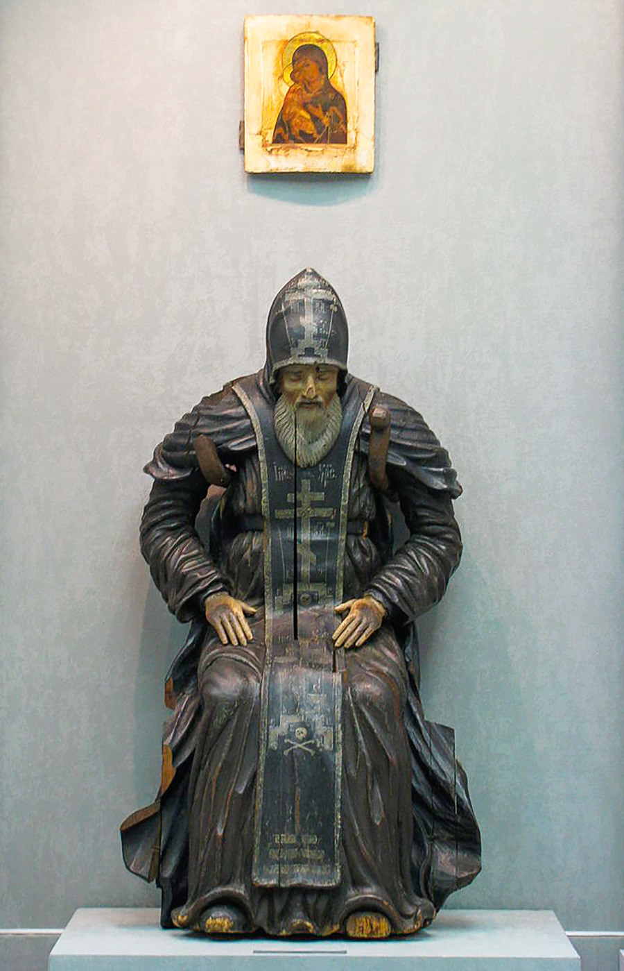Holzstatue des Heiligen Nilus von Stolobny aus dem 17. Jahrhundert