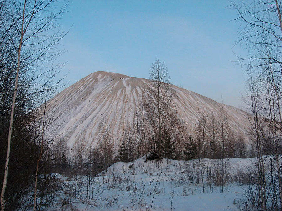 雪に覆われたエカテリンブルク辺りのボタ山