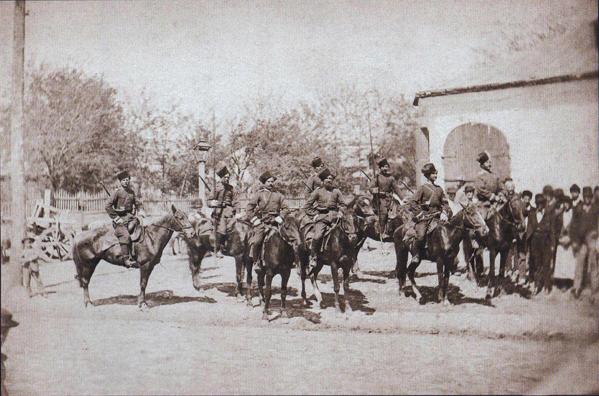 Un détachement de Cosaques du Don devant la résidence de l'empereur dans la ville roumaine de Ploiești, 1877  

