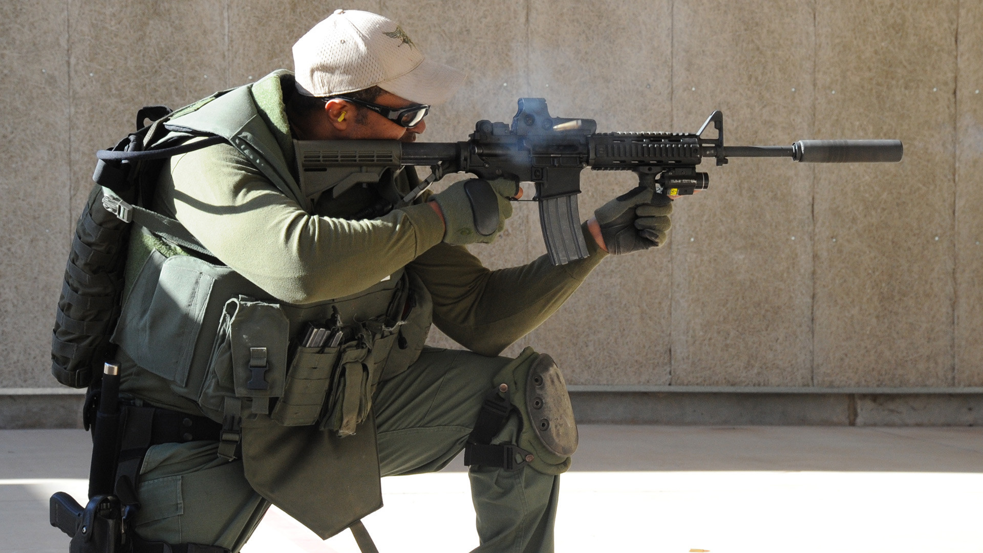 Pripadnik jedinice Wichita Falls SWAT trenira gađanje na strelištu pravosudnih organa, 14. ožujka 2013.

