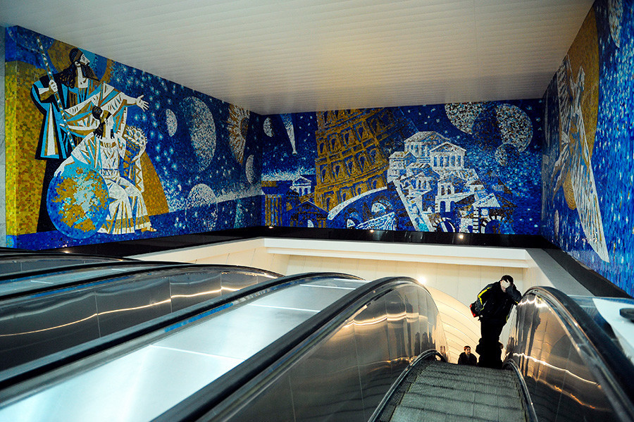 Mosaicos sobre a escada rolante da estação Mejdunarôdnaia.

