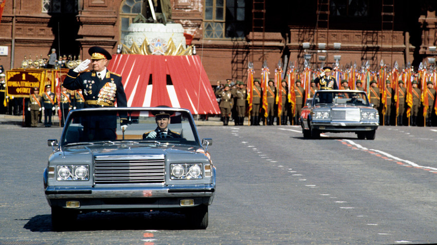 Dmitri Yázov, Ministro de Defensa y coronel general, Nikolái Kalinin. Desfile militar en la Plaza Roja, 1990

