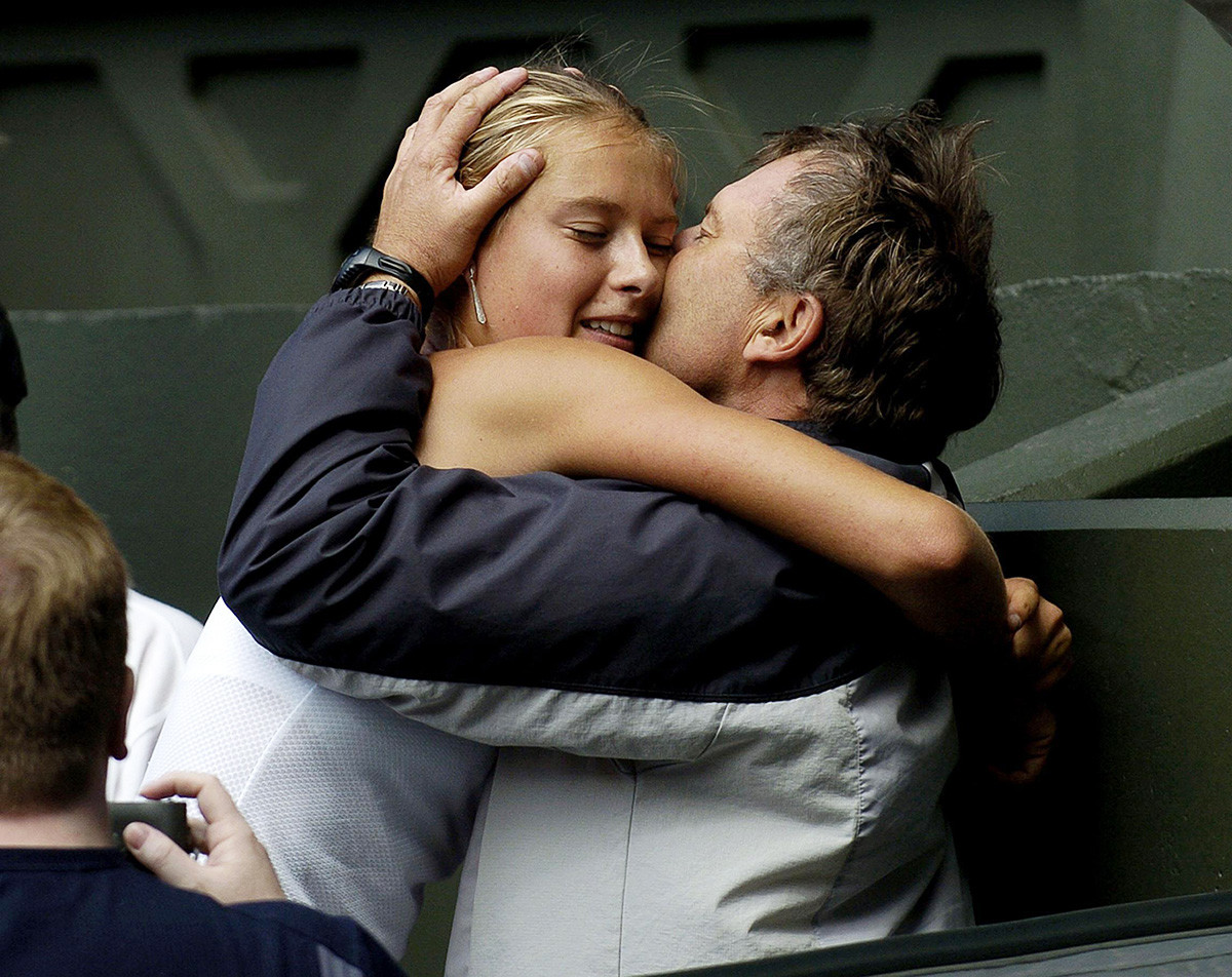 Maria Scharapowa küsst ihren Vater Juri nach ihrem Sieg über Serena Williams im Wimbledon-Finale am 3. Juli 2004.