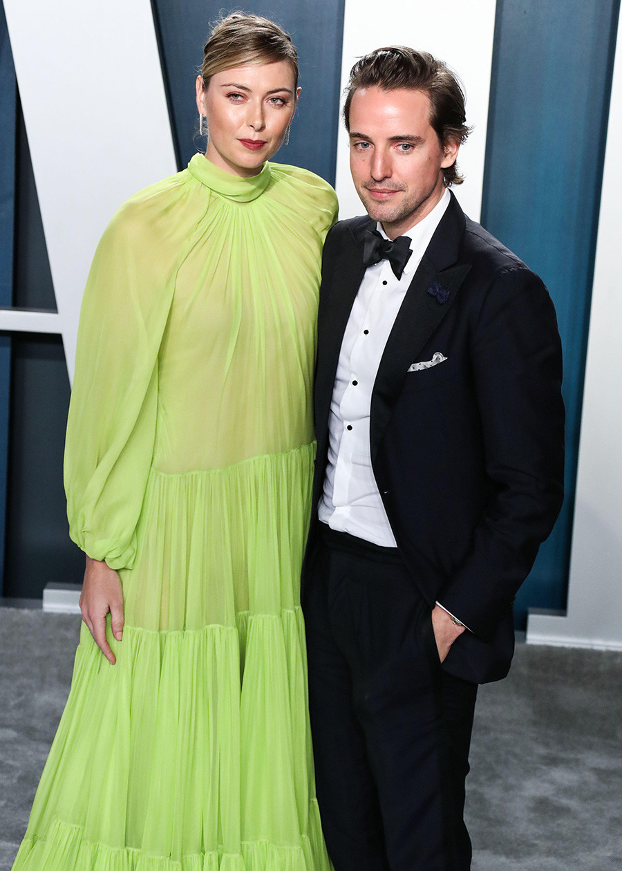 Maria Sharapova et Alexander Gilkes arrivent à la fête organisée par Vanity Fair à l’occasion des Oscars, le 9 février 2020 à Beverly Hills.