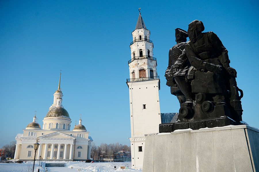 Spomenik Petru I in Nikiti Demidovu ter poševni stolp Demidova v Nevjansku 