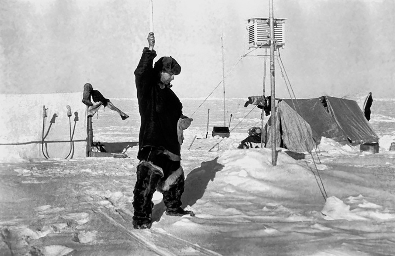 Јевгениј Фјодоров бележи показатељ мерења. Плутајућа експедиција главног северног морског пута „Северни пол 1“.
