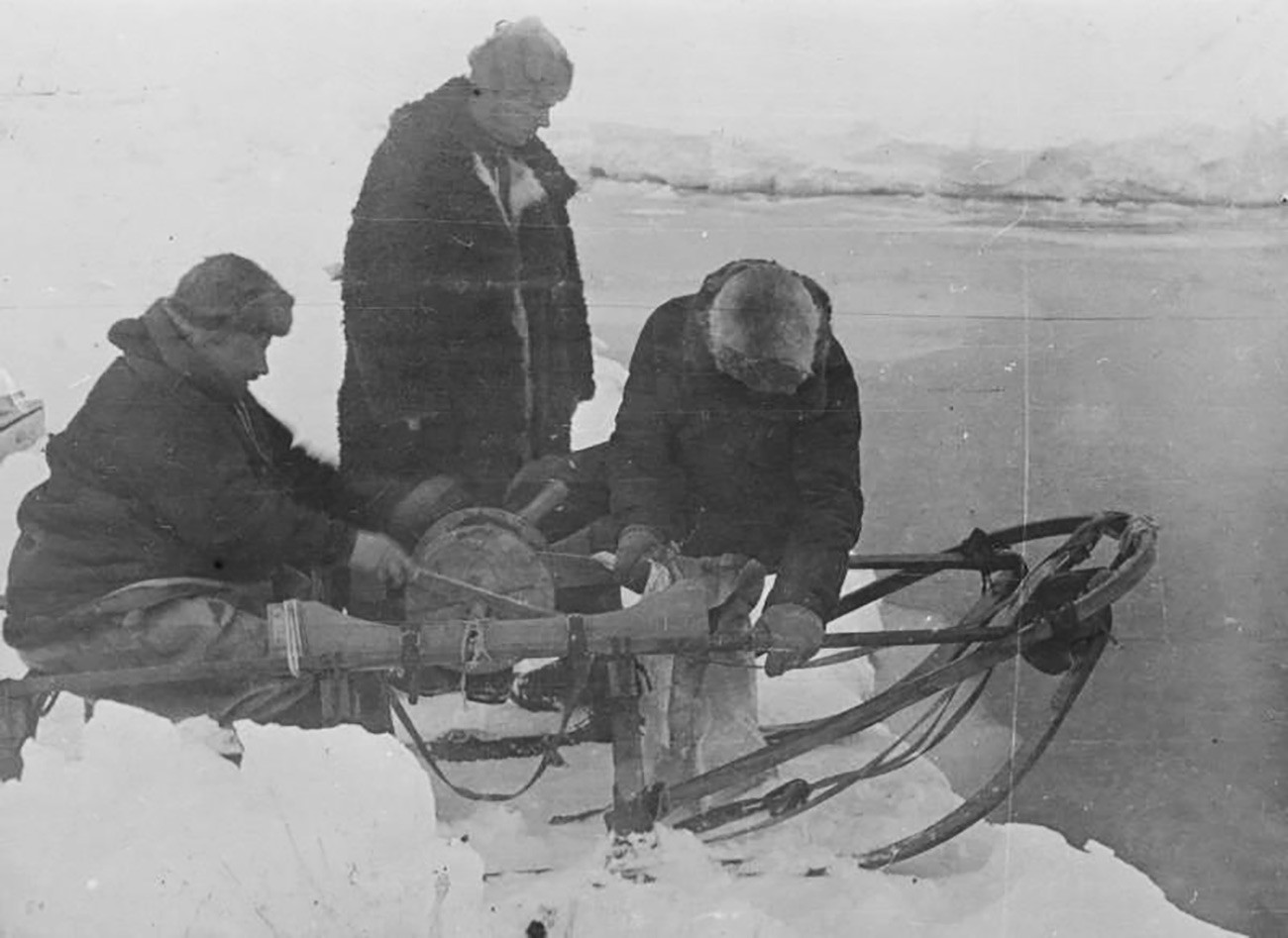 Иван Папањин (лево). Експедиција се искрцала на лед 21. маја 1937. Плутајућа станица „Северни пол 1“ званично је отворена 6. јуна 1937. 