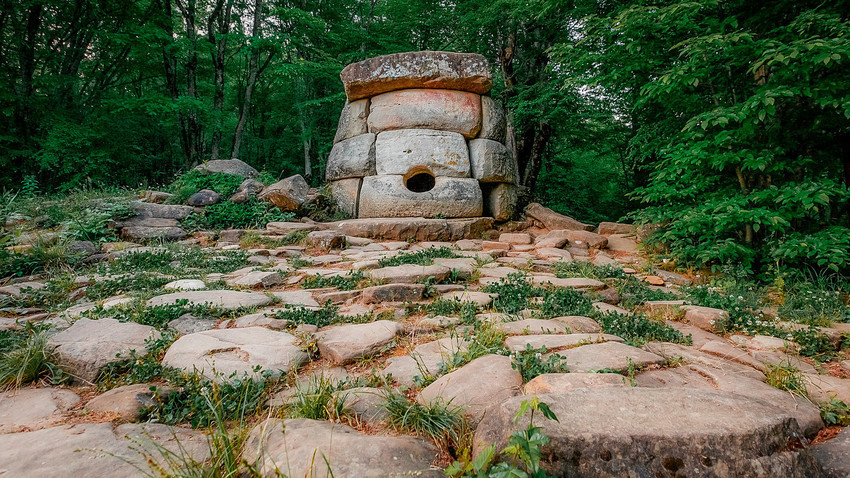 Starodaven okrogel sestavljen dolmen v dolini reke Žane v Rusiji, jugovzhodno od Gelendžika

