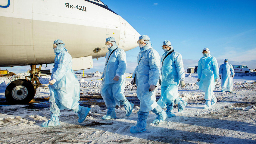 Увежбавање евакуације путника за које се сумња да су заражени корона вирусом. Аеродром у Чељабинску.