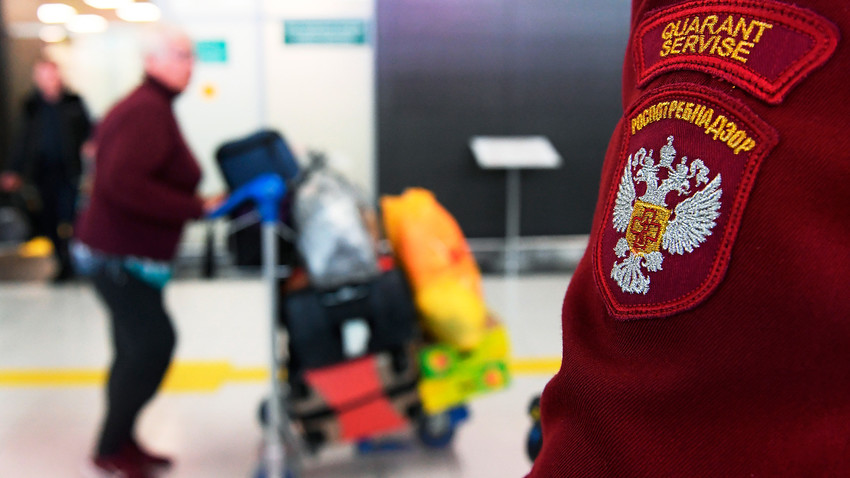 Un employé de Rospotrebnadzor (Service russe de contrôle sanitaire) à l'aéroport international de Kazan
