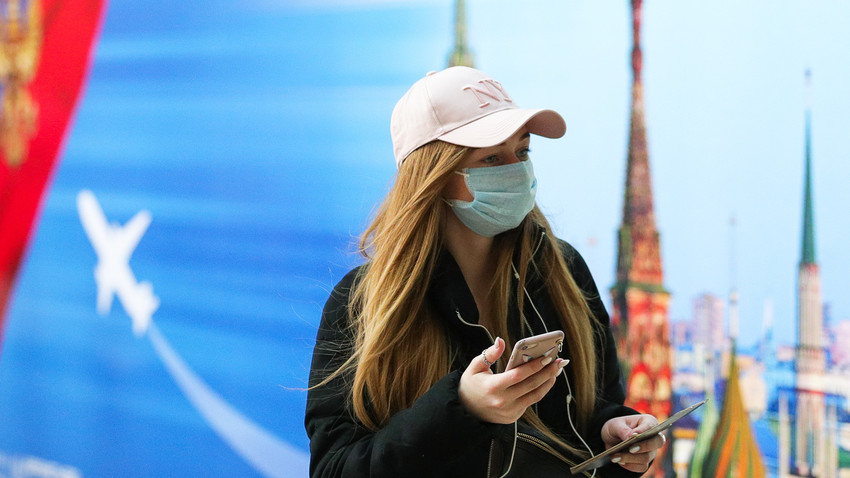 Девојка са маском на лицу на међународном аеродрому Шереметјево близу Москве, Московска област, Русија, 12. март 2020.
