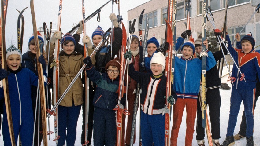 Sat tjelesnog u srednjoj školi u sovhozu "Šezdesetogodišnjica SSSR-a".

