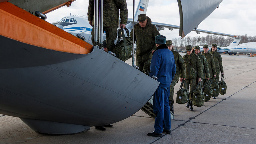 Руската армија испраќа медицинска опрема и материјали во Италија од аеродром во Московската област.