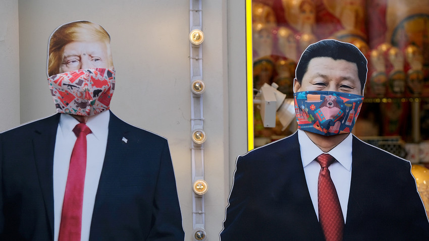 Картонени фигури на президента на САЩ Доналд Тръмп и китайския президент Си Дзинпин в близост до магазин за подаръци в Москва.
