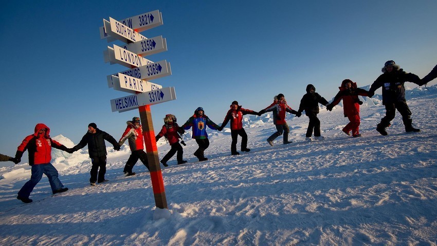 Udeleženci odprave Karelija-Severni tečaj-Grenlandija pod vodstvom Fjodorja Konjuhova plešejo kolo okoli simboličnega stolpa, ki predstavlja severni tečaj