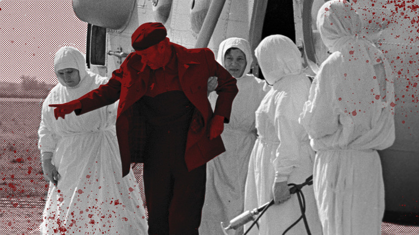 Медицински персонал спроведува заболен од колера во инфективна болница во Астрахањ, 1970 година.