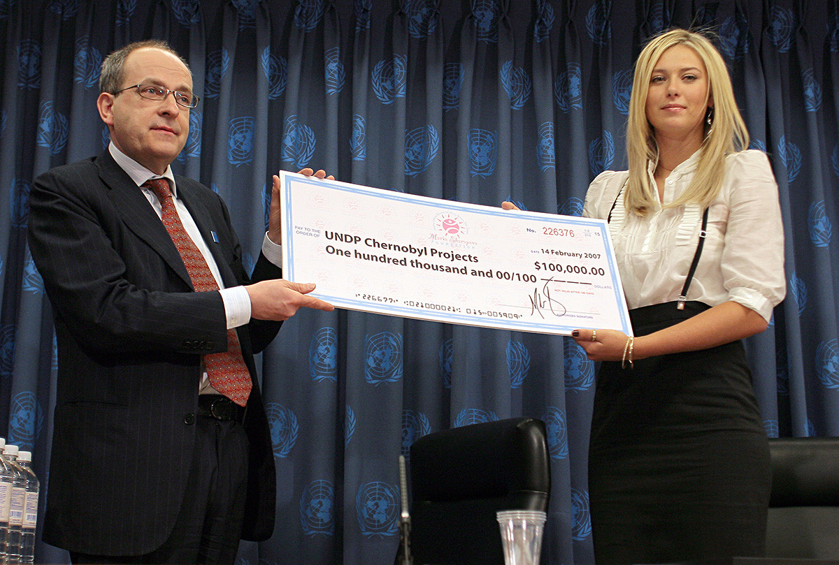 Associate Adminsistrator UNDP, Ad Melkert, menerima cek dari Maria Sharapova pada konferensi pers di mana ia ditunjuk sebagai Duta Persahabatan UNDP di PBB pada 14 Februari, 2007.