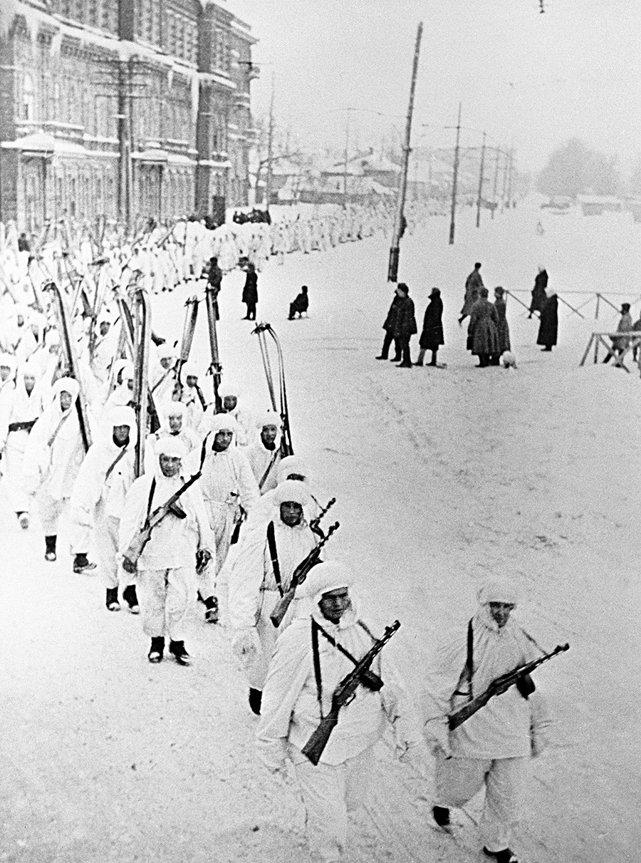 A column of skiers-gunners in winter camouflage cloaks, 1942  