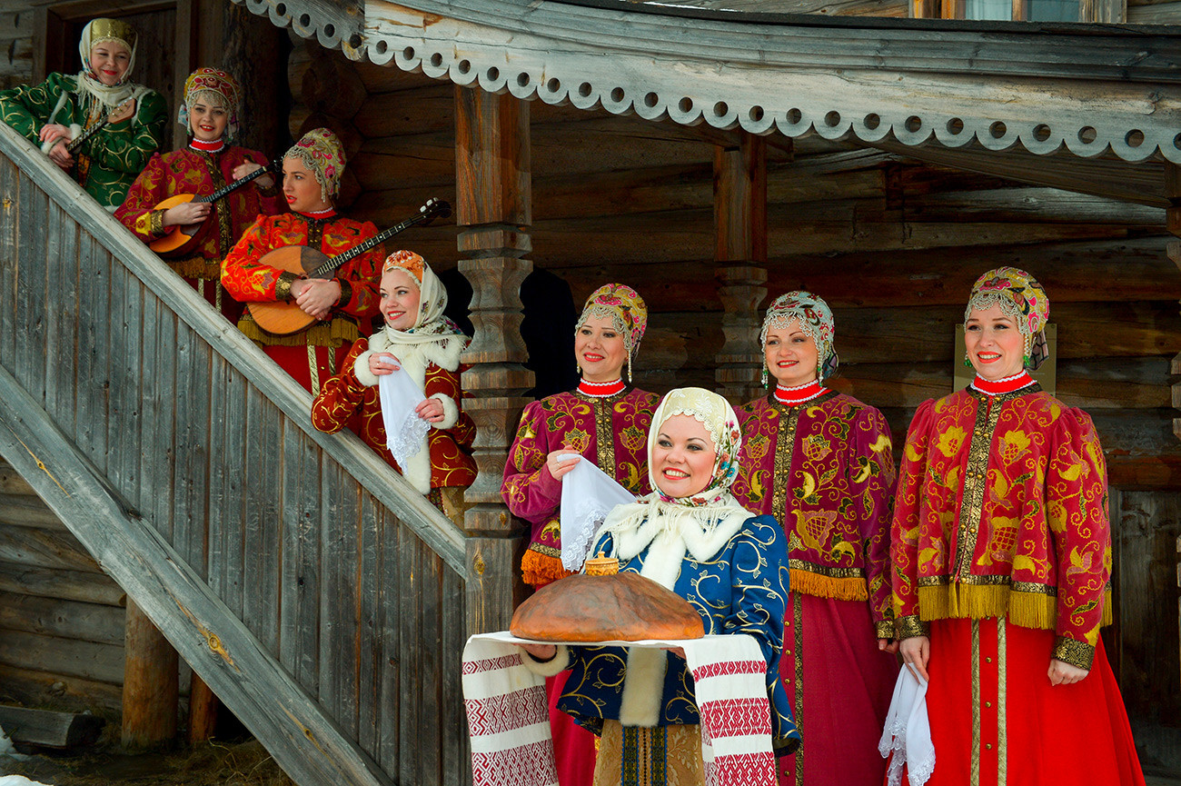 Държавния северноруски академичен народен хор в Музея на дървената архитектура „Мали Корели“ в Приморския район на Архангелска област