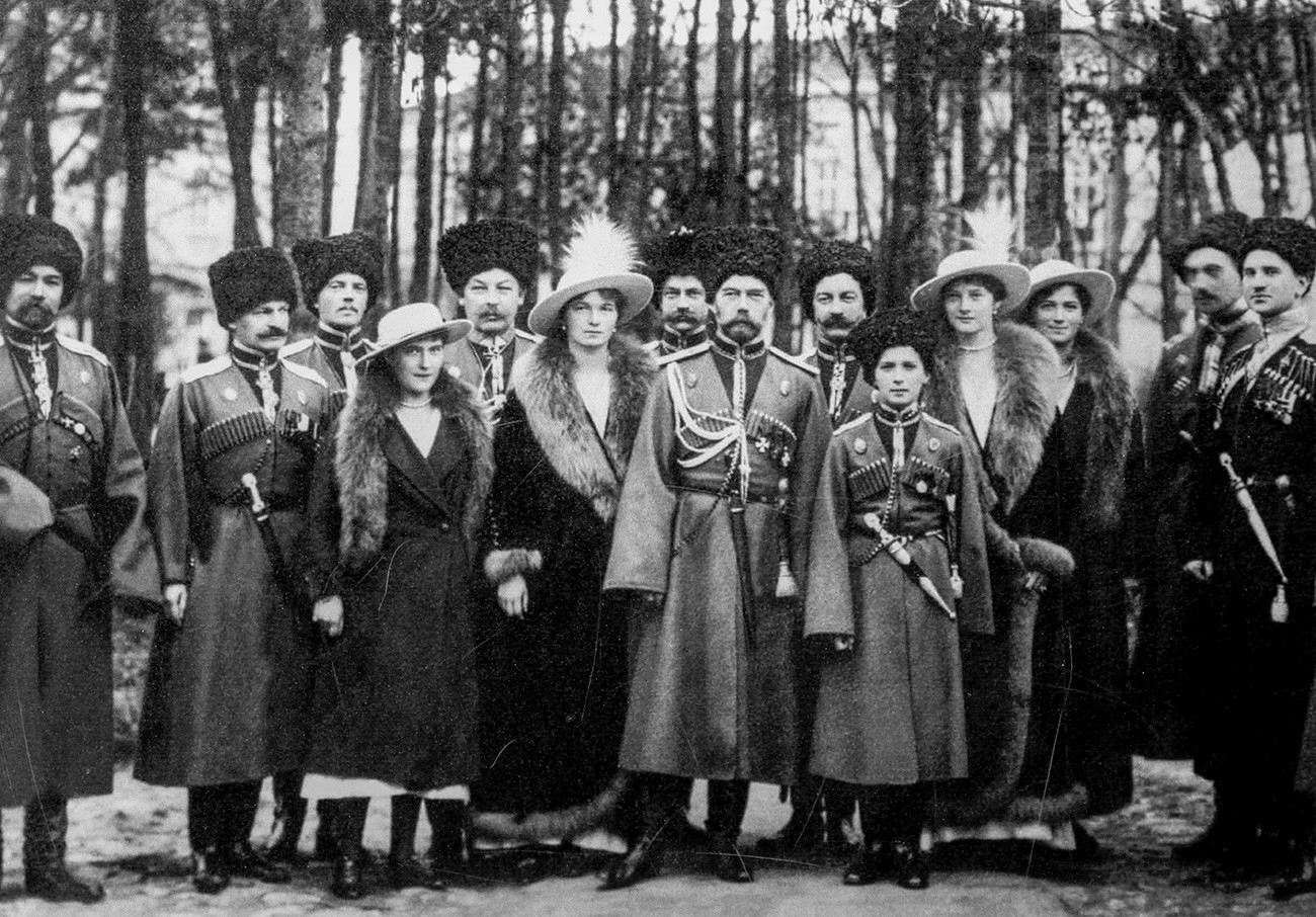 Николај II са члановима породице и кубањским Козацима