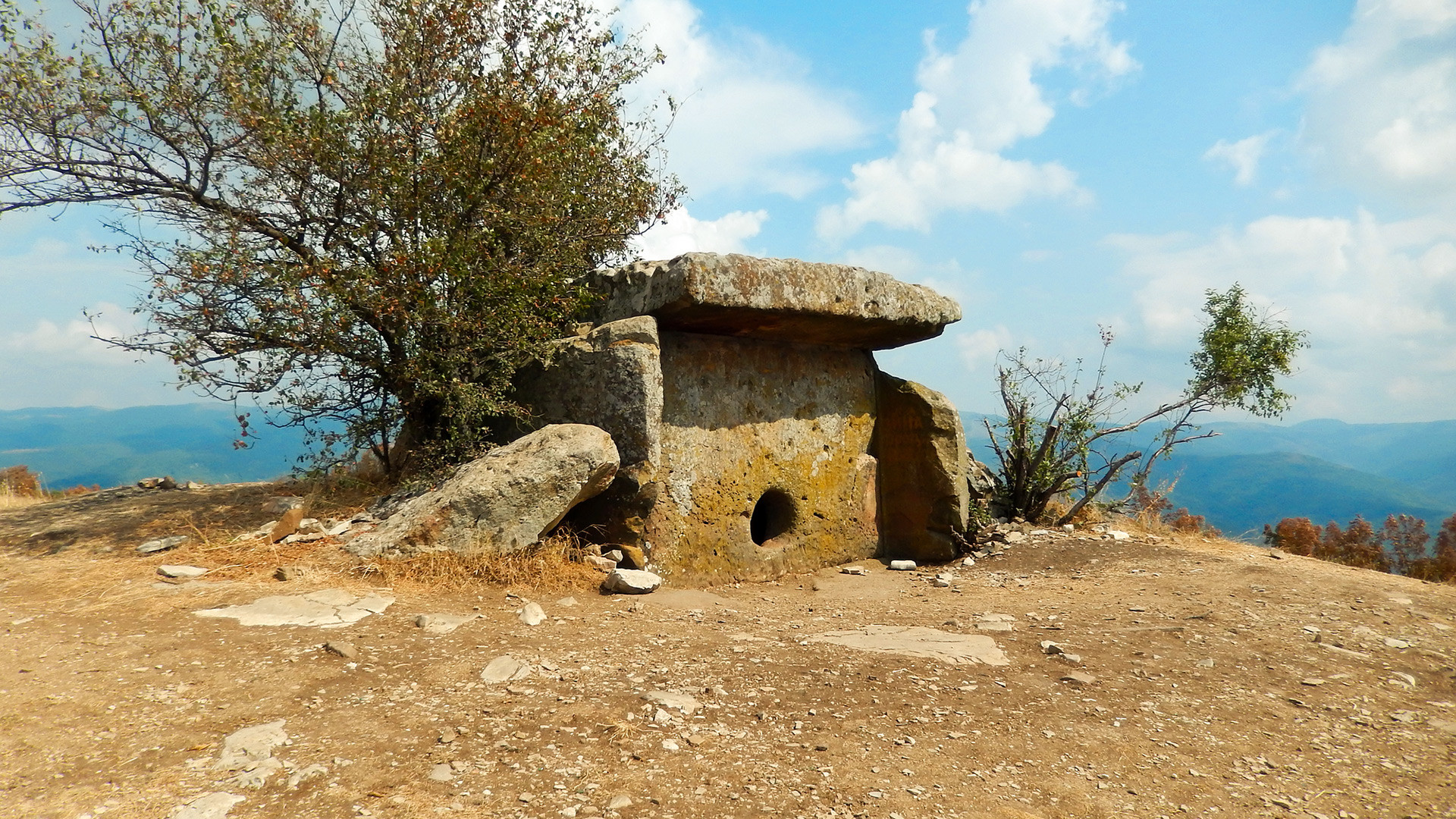 Dolmen solaire du mont Neksis, près de Guelendjik (région de Krasnodar)