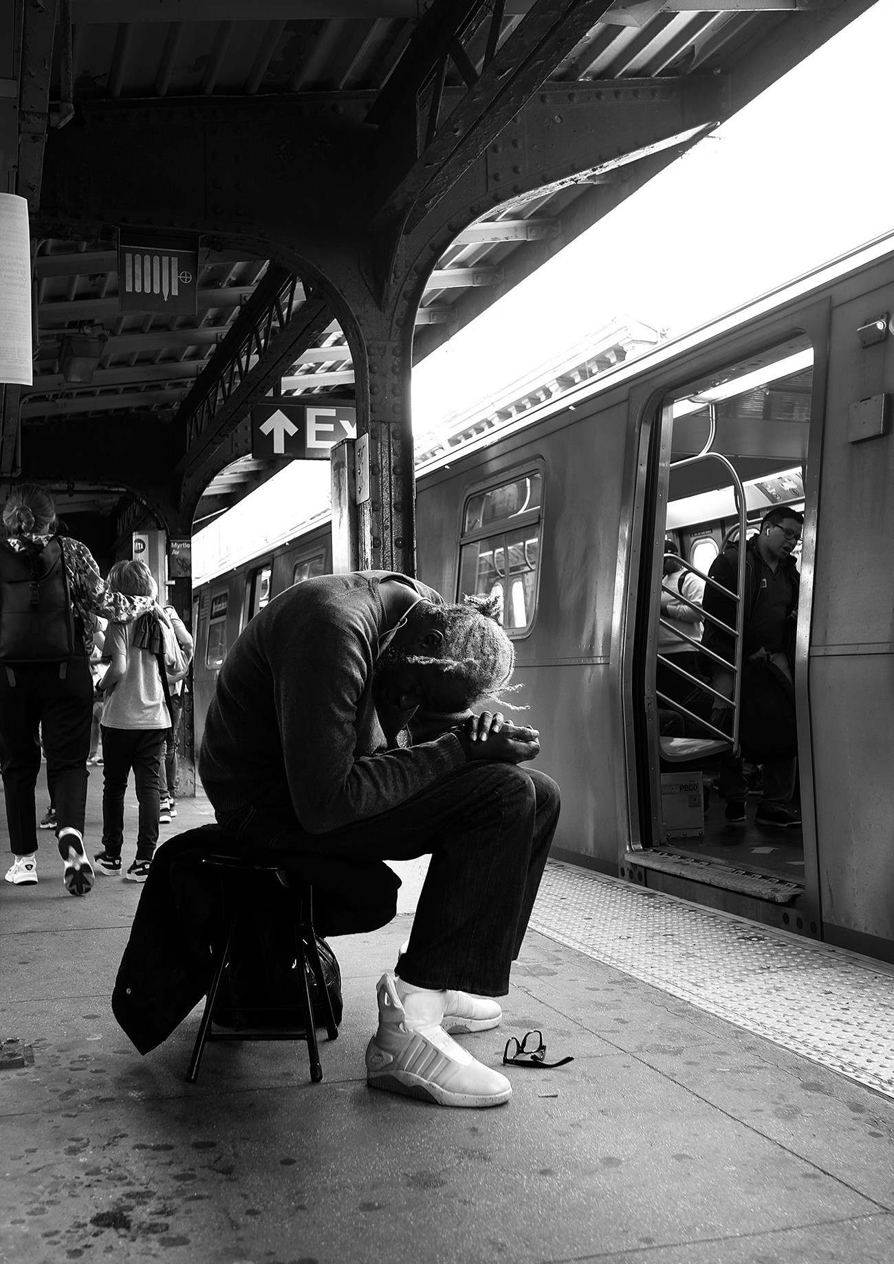 Hombre durmiendo en una plataforma