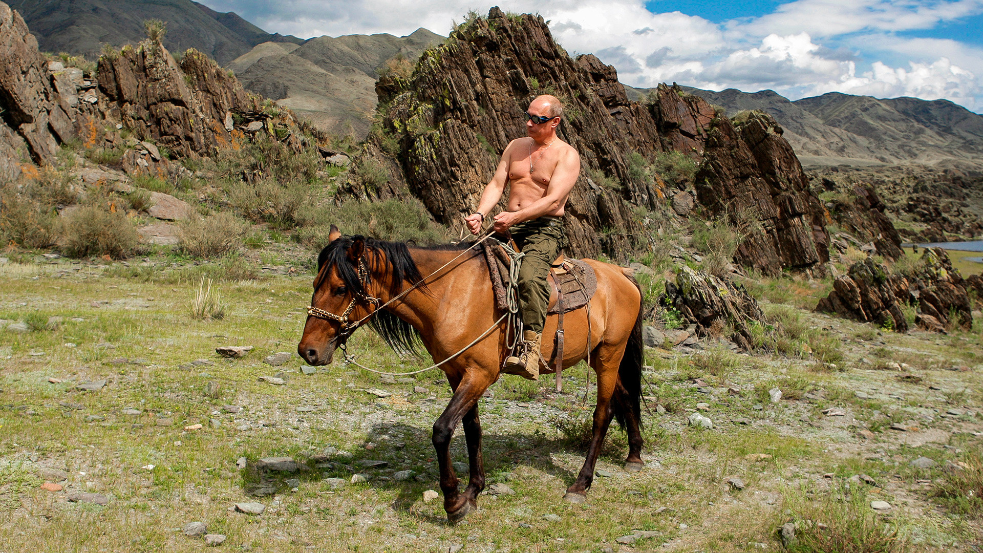 トゥヴァ共和国で馬に乗っているプーチン大統領