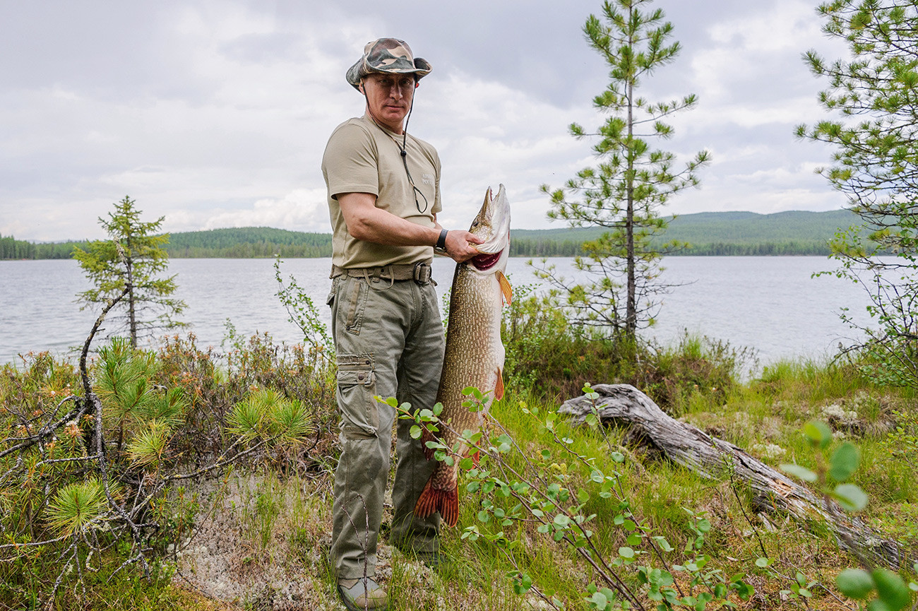 プーチン大統領がクラスノヤルスク地方で釣りをしている