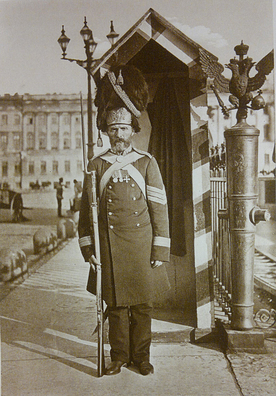 Un granadero de palacio, de servicio cerca del Palacio de Invierno en San Petersburgo