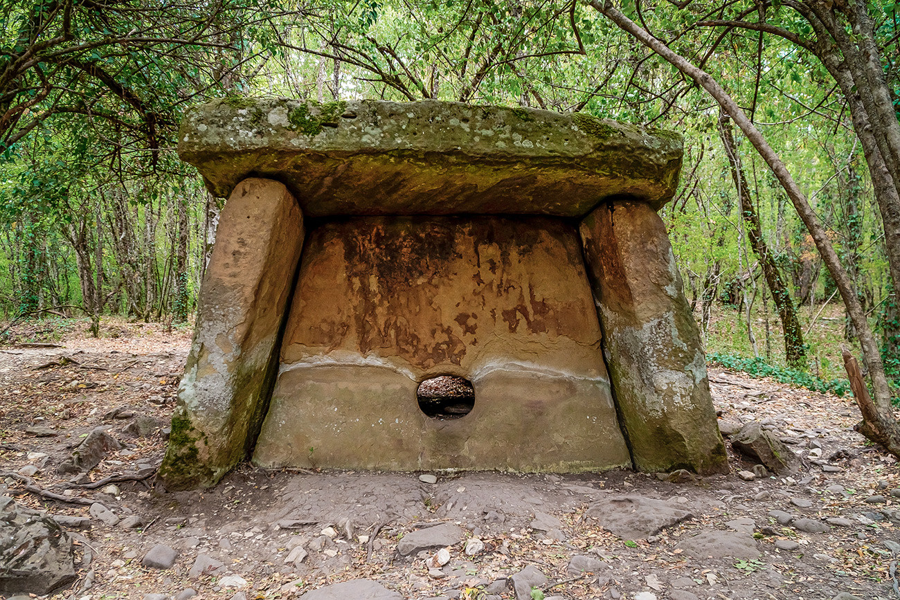 Dolmen kuno di lembah Sungai Zhane, Distrik Gelendzhik, Krasnodarsky krai, Rusia.