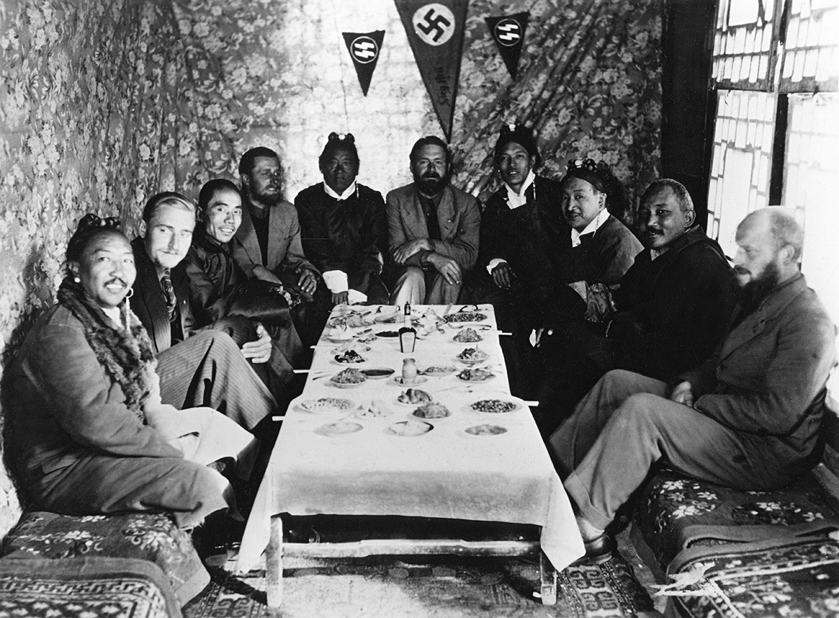 Tibetanska odprava SS Ahnenerbe v Lhasi leta 1938. Zoolog in vodja odprave Ernst Schaefer (1912-1992) v sredini, arheologa Bruno Beger in Edmund Geer (levo) ter Karl Weinert (desno) s Tibetanci 
