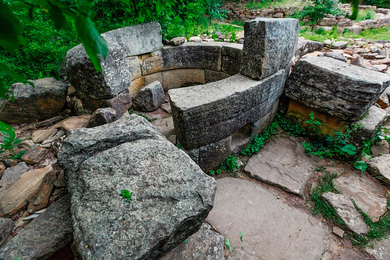 Krožni dolmen, Rusija, Krasnodarska regija, okrožje Gelendžika.
