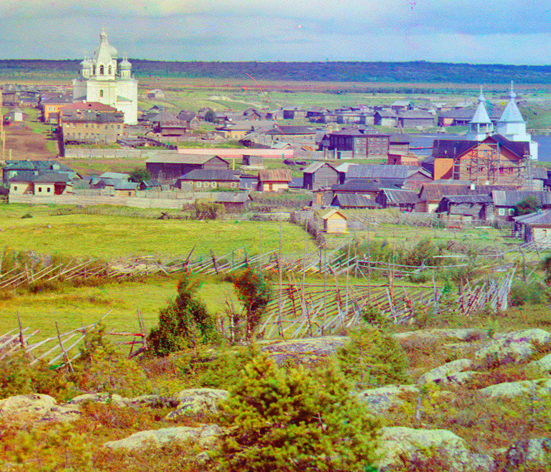 Kem. Pogled severovzhodno od Sekirne gore. Center: Uspenska katedrala. Desno: lesena cerkev sv. Zosima in Savvatija (uničeno). Poletje 1916
