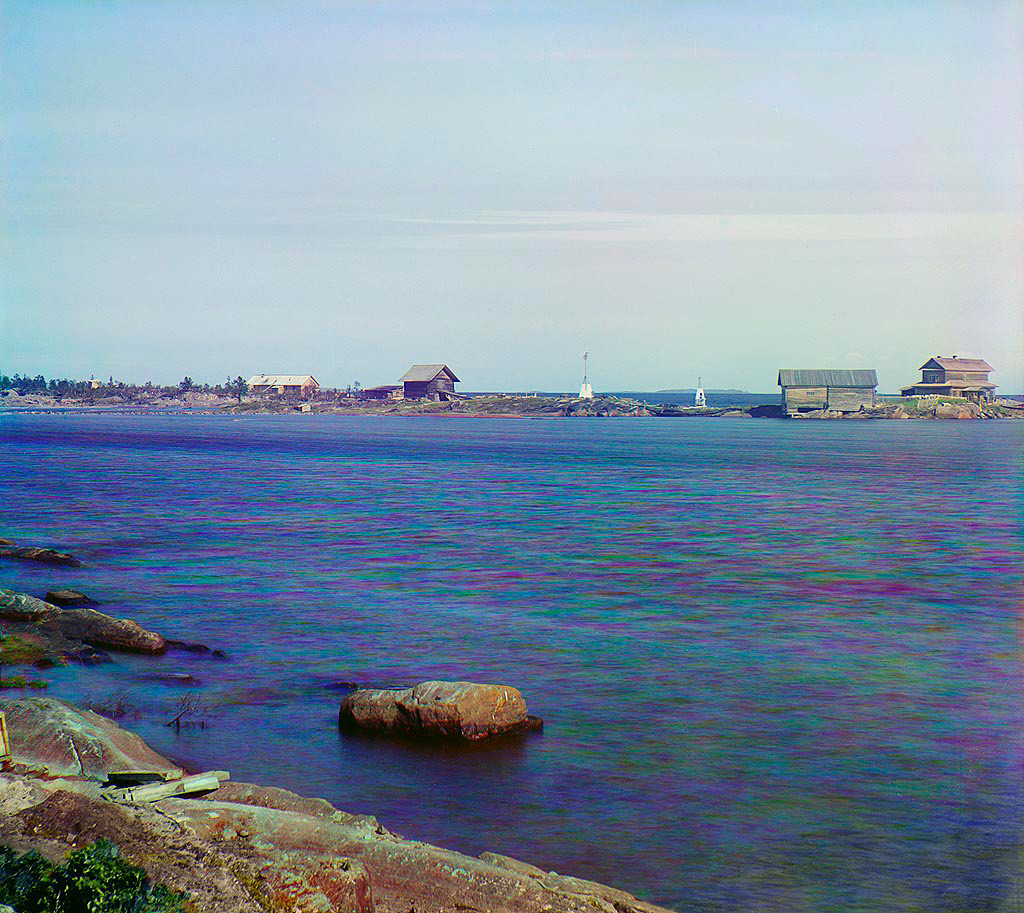 Pogled na Kemski zaliv in Popov otok, s skladišči Soloveškega samostana. Poletje 1916
