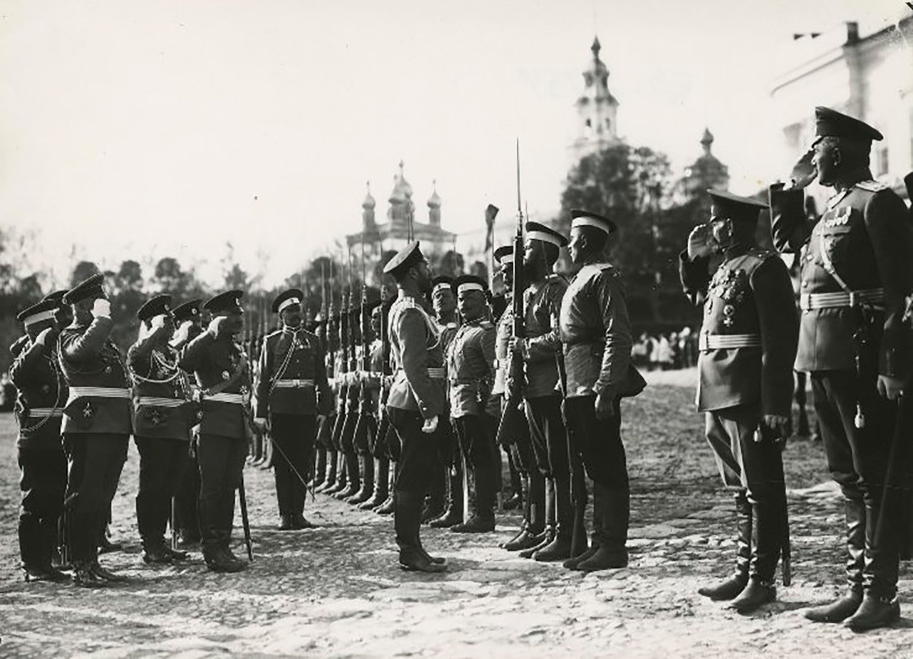 Цар Николај II Романов на смотри војника.