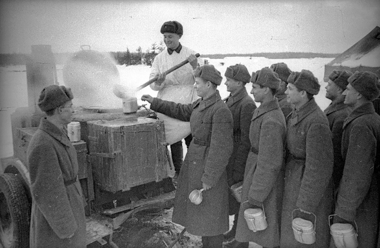 Un cuoco militare cucina del pesce, 1941
