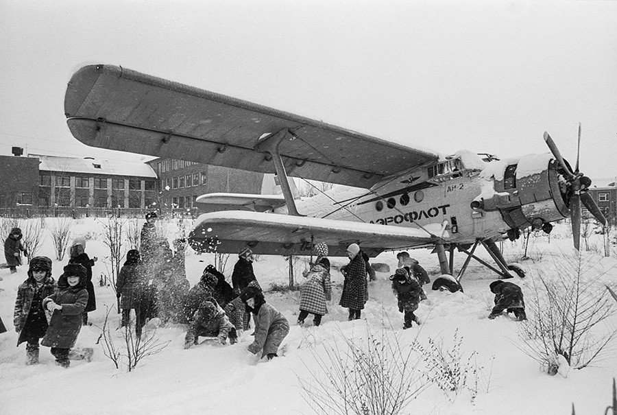 航空機映画館An-2。シベリア、ケメロヴォ州ヤグノヴォ村、1989年