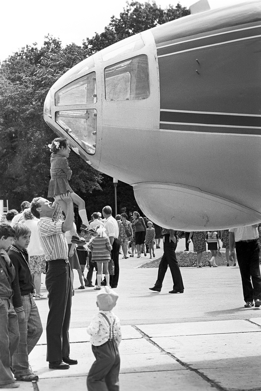 Avião-cinema Antochka, baseado no An-10, no parque de Kuibichev, em homenagem a Iúri Gagárin (atual Samara), 1977